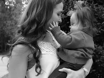 Courtney Baker posa junto a su hija. Courtney Baker posa junto a su hija.