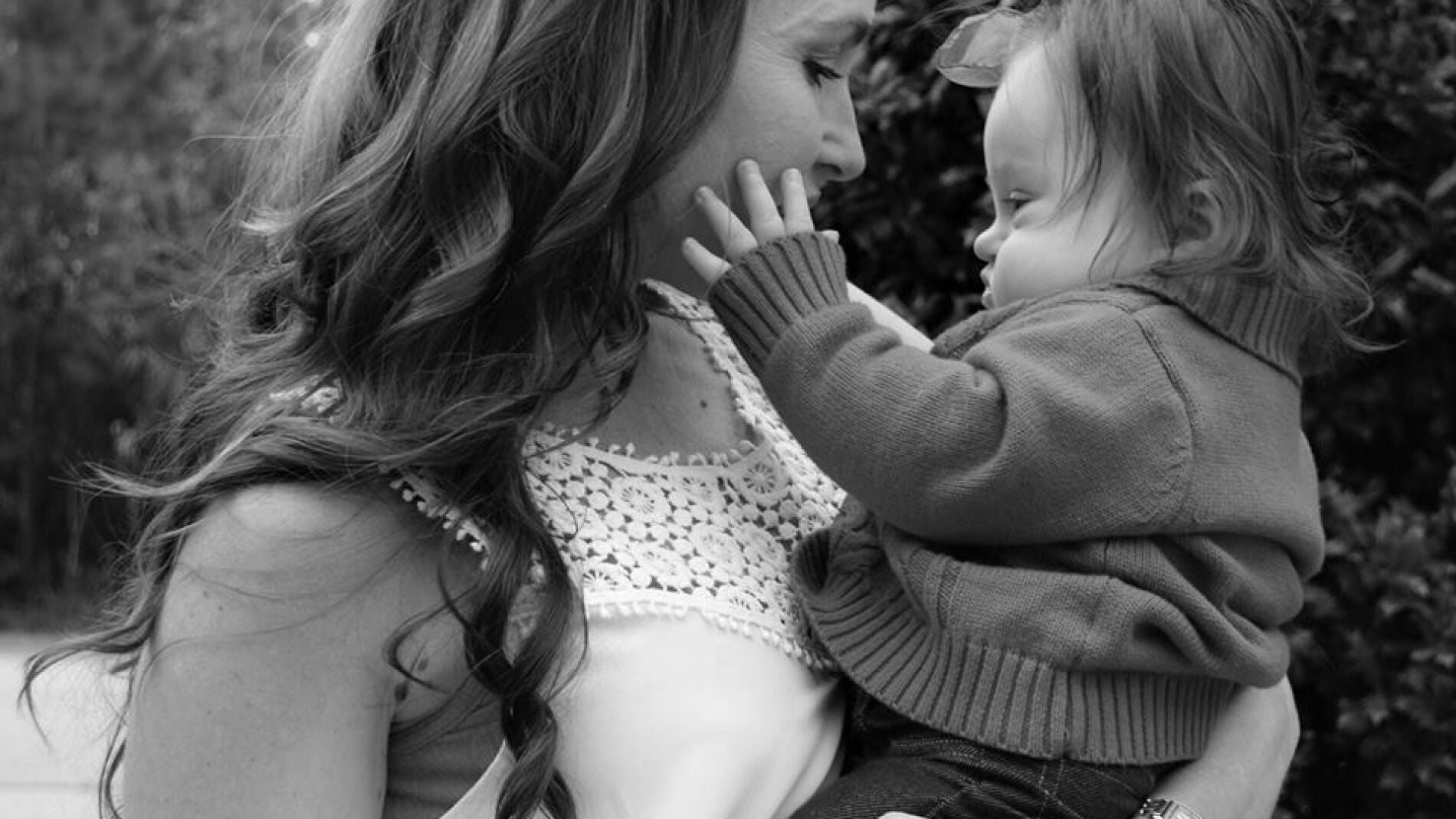 Courtney Baker posa junto a su hija.