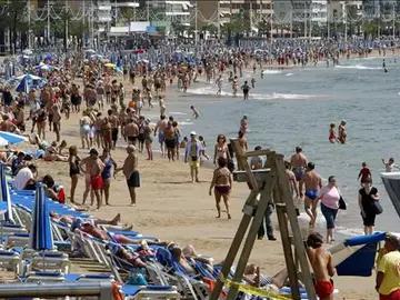 Bañistas en la playa de Benidorm Bañistas en la playa de Benidorm