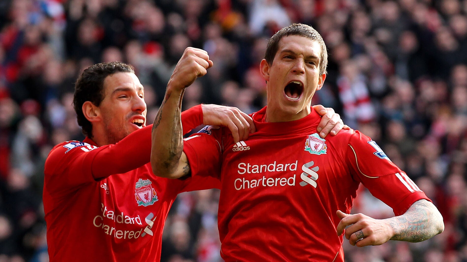Daniel Agger celebra un gol ante el Manchester United