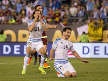 Lodeiro y Cavani lamentan la última ocasión fallada por Uruguay Lodeiro y Cavani lamentan la última ocasión fallada por Uruguay