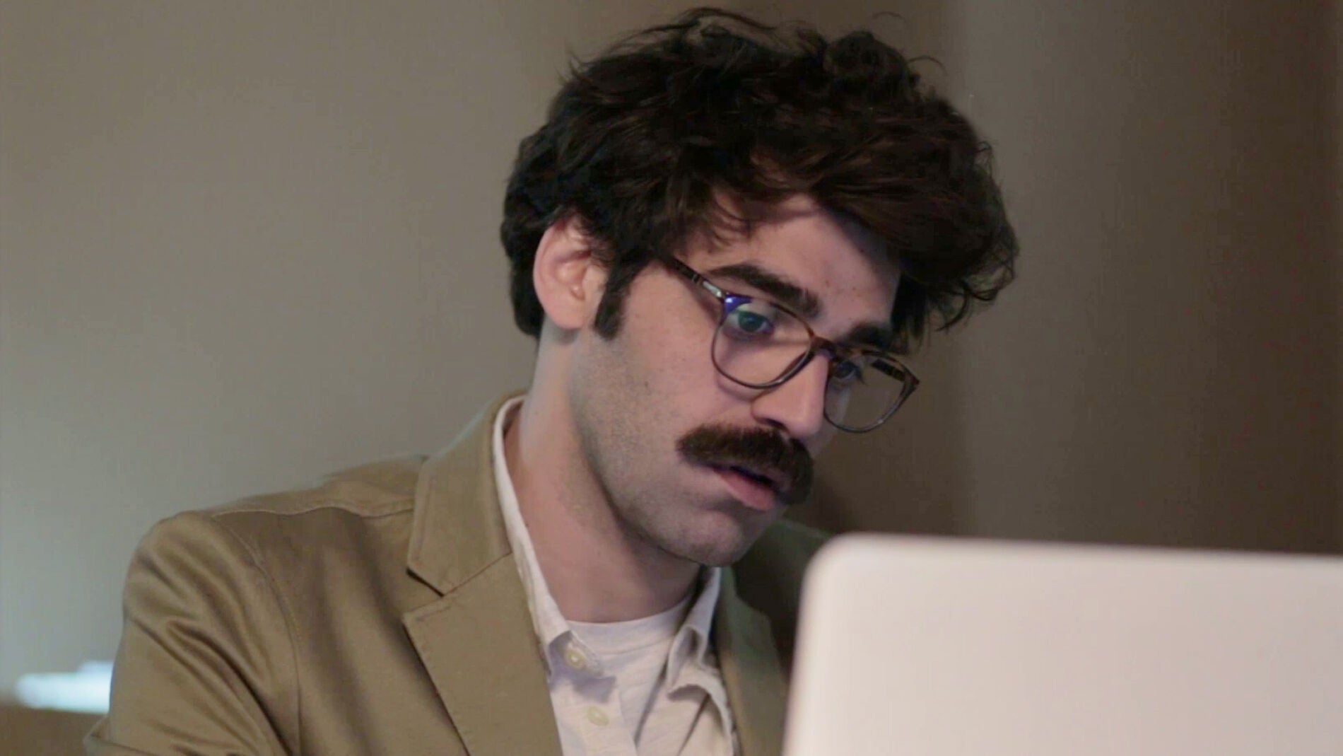 Romero comienza a desconfiar de Tom&aacute;s, su compa&ntilde;ero de agencia