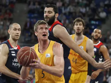 Justin Doellman intenta anotar ante la defensa de Bourousis Justin Doellman intenta anotar ante la defensa de Bourousis