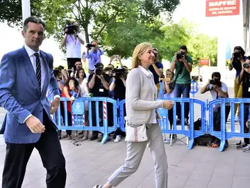 La Infanta y Urdangarin, a su llegada a la sede de la Escuela Balear de la Administración Pública La Infanta y Urdangarin, a su llegada a la sede de la Escuela Balear de la Administración Pública