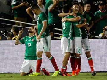 México celebra uno de sus goles ante Jamaica. México celebra uno de sus goles ante Jamaica.