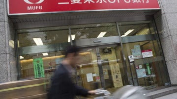 Un hombre pasea por una oficina del Mitsubishi Tokyo-UFJ.