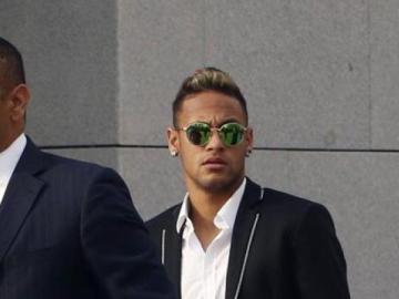 Neymar llega a la Audiencia, acompañado de su padre. 