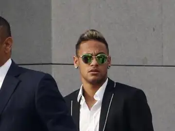 Neymar llega a la Audiencia, acompañado de su padre. Neymar llega a la Audiencia, acompañado de su padre.