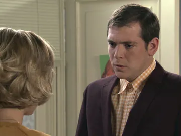 Carlota le cuenta a Guillermo el secreto de Sofía Carlota le cuenta a Guillermo el secreto de Sofía