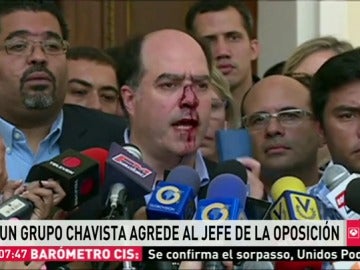 Julio Borges agredido por un grupo de chavistas