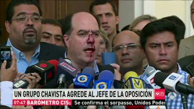 Grupos chavistas agreden a diputados opositores venezolanos por protestar frente al Consejo Nacional Electoral