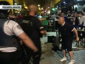 Los hooligans la lían en Marsellla Los hooligans la lían en Marsellla