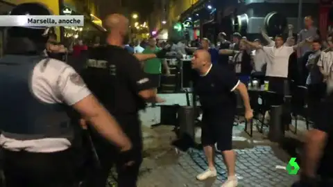 Los hooligans la lían en Marsellla Los hooligans la lían en Marsellla