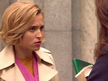 Carlota a Sofía: "¿Has robado dinero de la caja?" Carlota a Sofía: "¿Has robado dinero de la caja?"