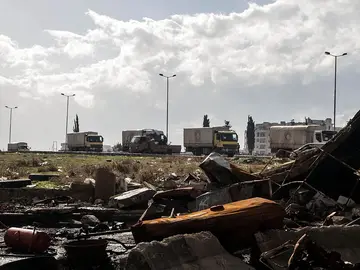 La ayuda humanitaria llega en camiones La ayuda humanitaria llega en camiones