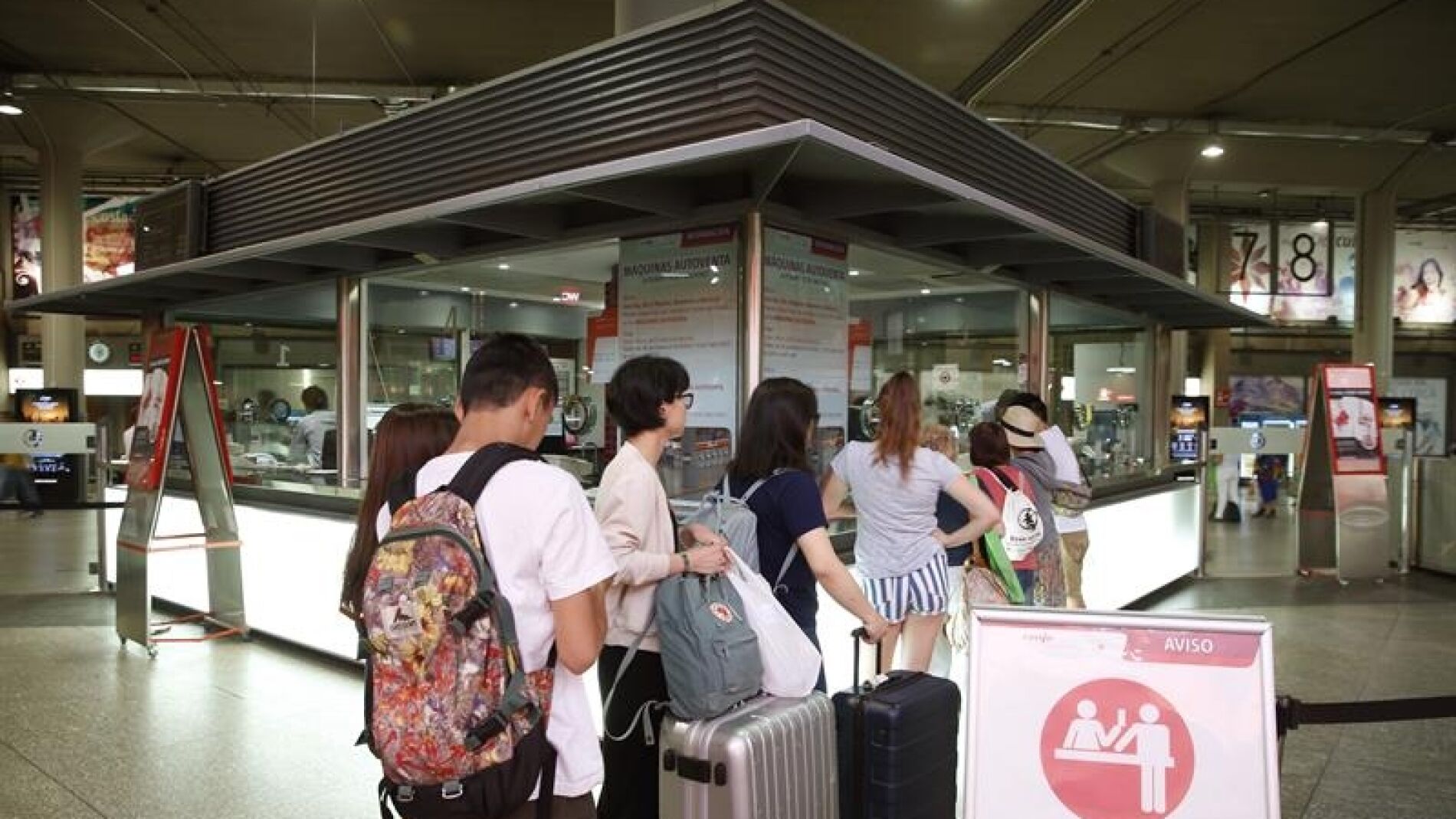 Viajeros hacen cola en el punto de informaci&oacute;n de Atocha durante la primera jornada de huelga de Renfe