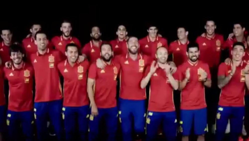 Los jugadores de la selección española cantan el himno de la España para la Eurocopa de Francia