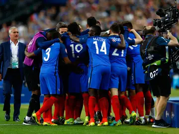 Francia celebra la victoria ante Rumanía en Saint-Denis Francia celebra la victoria ante Rumanía en Saint-Denis