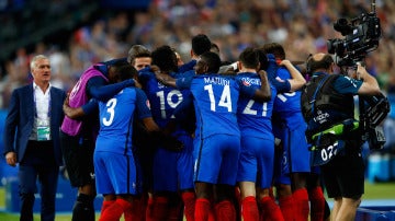 Francia celebra la victoria ante Rumanía en Saint-Denis