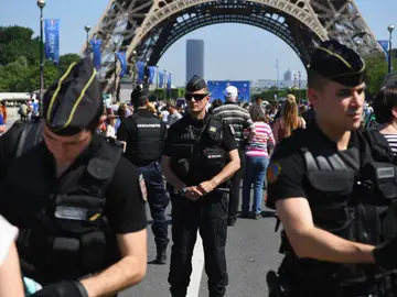 Agentes de seguridad, delante de la Torre Eiffel Agentes de seguridad, delante de la Torre Eiffel