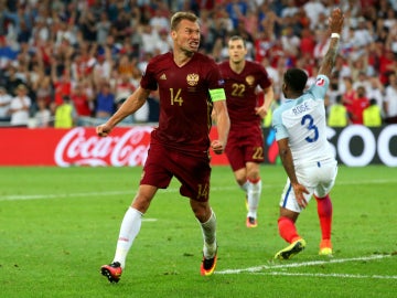 Berezoutski celebra un gol de Rusia