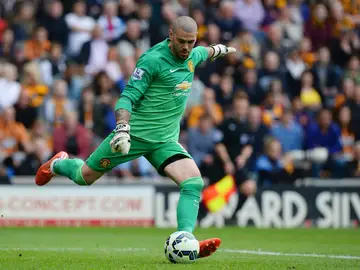 Valdés patea un balón con el Manchester United Valdés patea un balón con el Manchester United