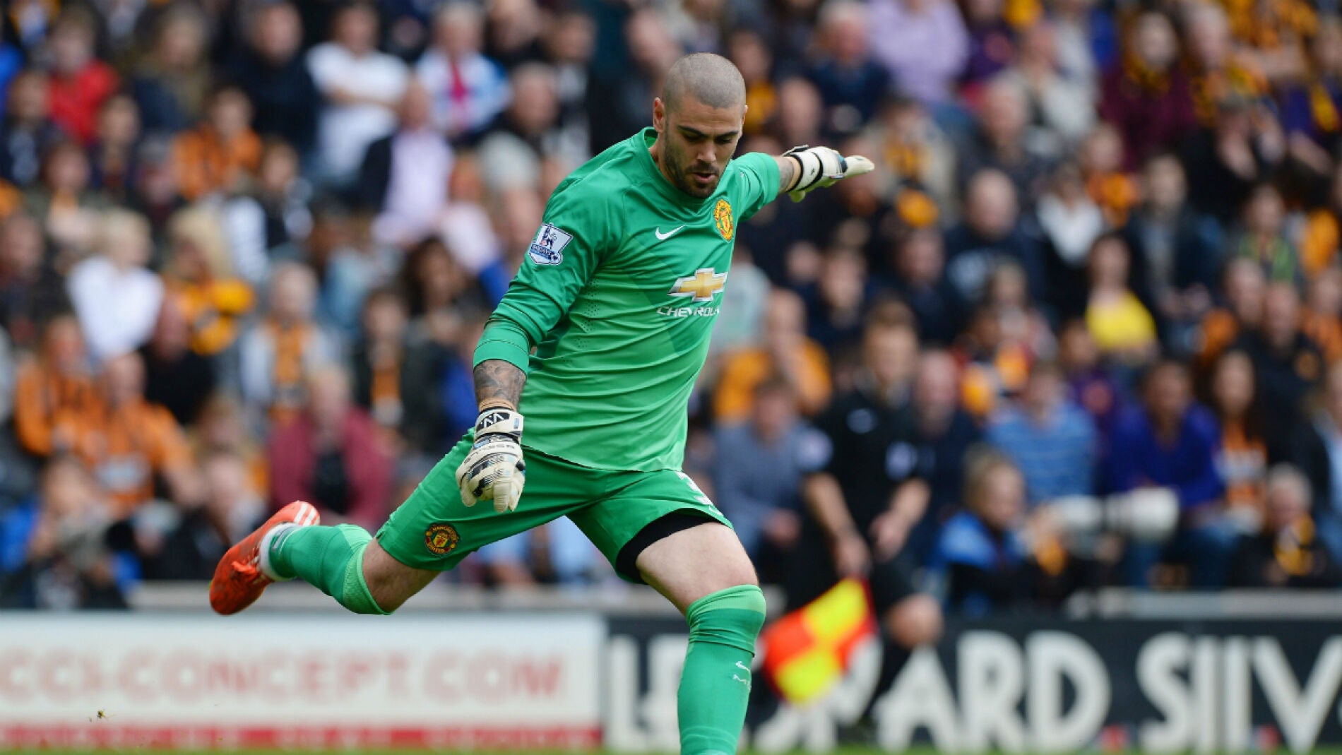 Vald&eacute;s patea un bal&oacute;n con el Manchester United