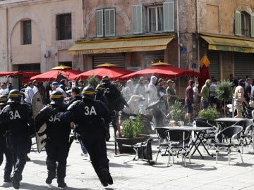 Agentes de seguridad cargan contra los hooligans ingleses