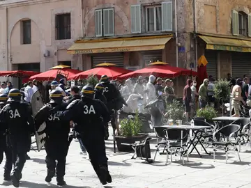 Agentes de seguridad cargan contra los hooligans ingleses Agentes de seguridad cargan contra los hooligans ingleses