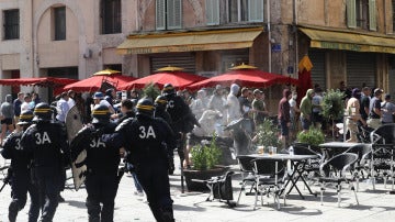 Agentes de seguridad cargan contra los hooligans ingleses