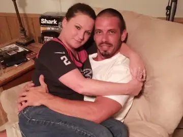 Jennifer Mulford posa junto a su novio. Jennifer Mulford posa junto a su novio.