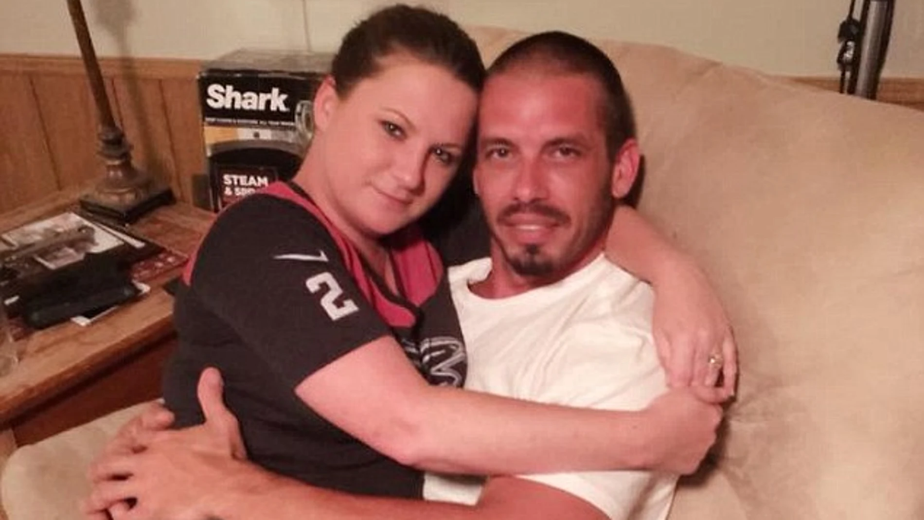 Jennifer Mulford posa junto a su novio. Jennifer Mulford posa junto a su novio.