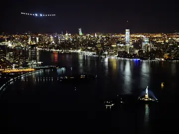 El 'Solar Impulse II' a su llegada a la ciudad de Nueva York. El 'Solar Impulse II' a su llegada a la ciudad de Nueva York.