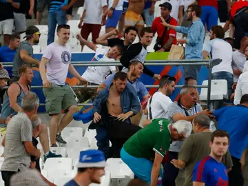 Altercados entre aficionados ingleses y rusos Altercados entre aficionados ingleses y rusos