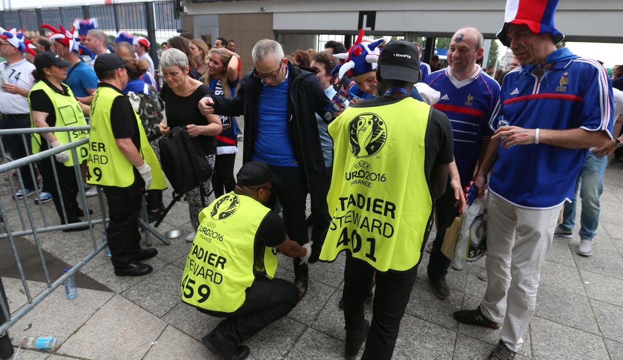 Agentes de seguridad chequean a los asistentes al partido inaugural de la Eurocopa Agentes de seguridad chequean a los asistentes al partido inaugural de la Eurocopa