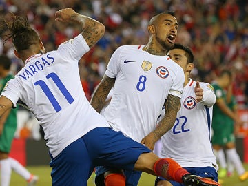 Vidal celebra un gol con Chile