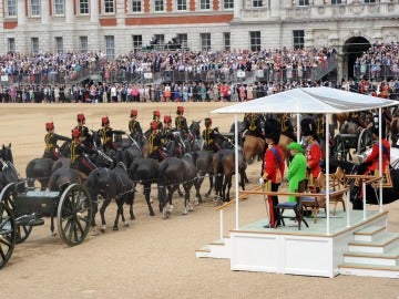 Isabel II celebra su 90 cumpleaños con un solemne desfile militar en Londres