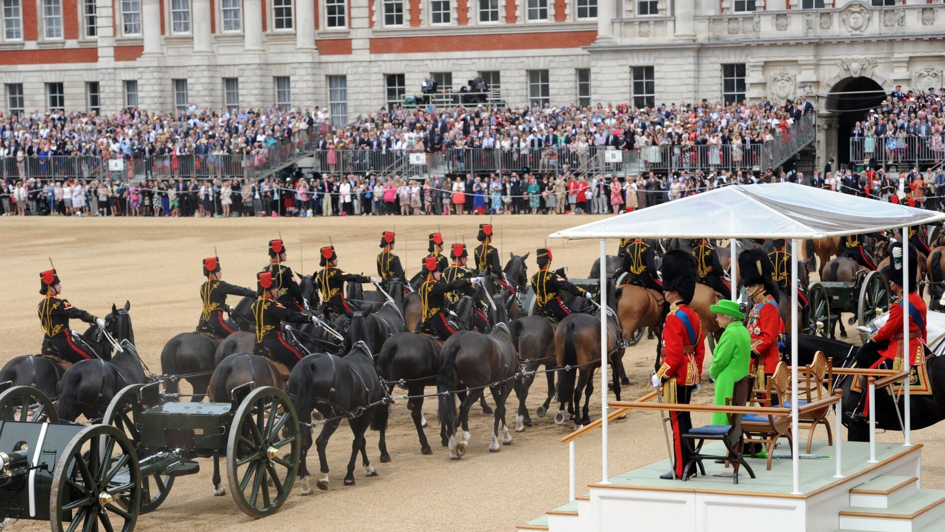 Isabel II celebra su 90 cumplea&ntilde;os con un solemne desfile militar en Londres