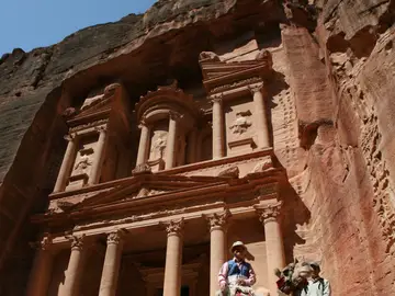 Turistas pasean por el templo de Petra (Jordania). Turistas pasean por el templo de Petra (Jordania).