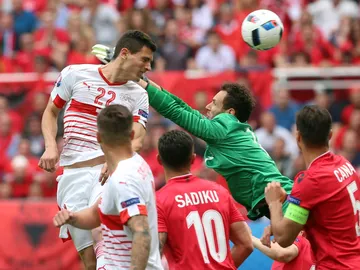 Schar cabecea lo que sería el 0-1 en el marcador ante Albania Schar cabecea lo que sería el 0-1 en el marcador ante Albania