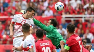 Schar le da los tres puntos a Suiza ante una peleona Albania