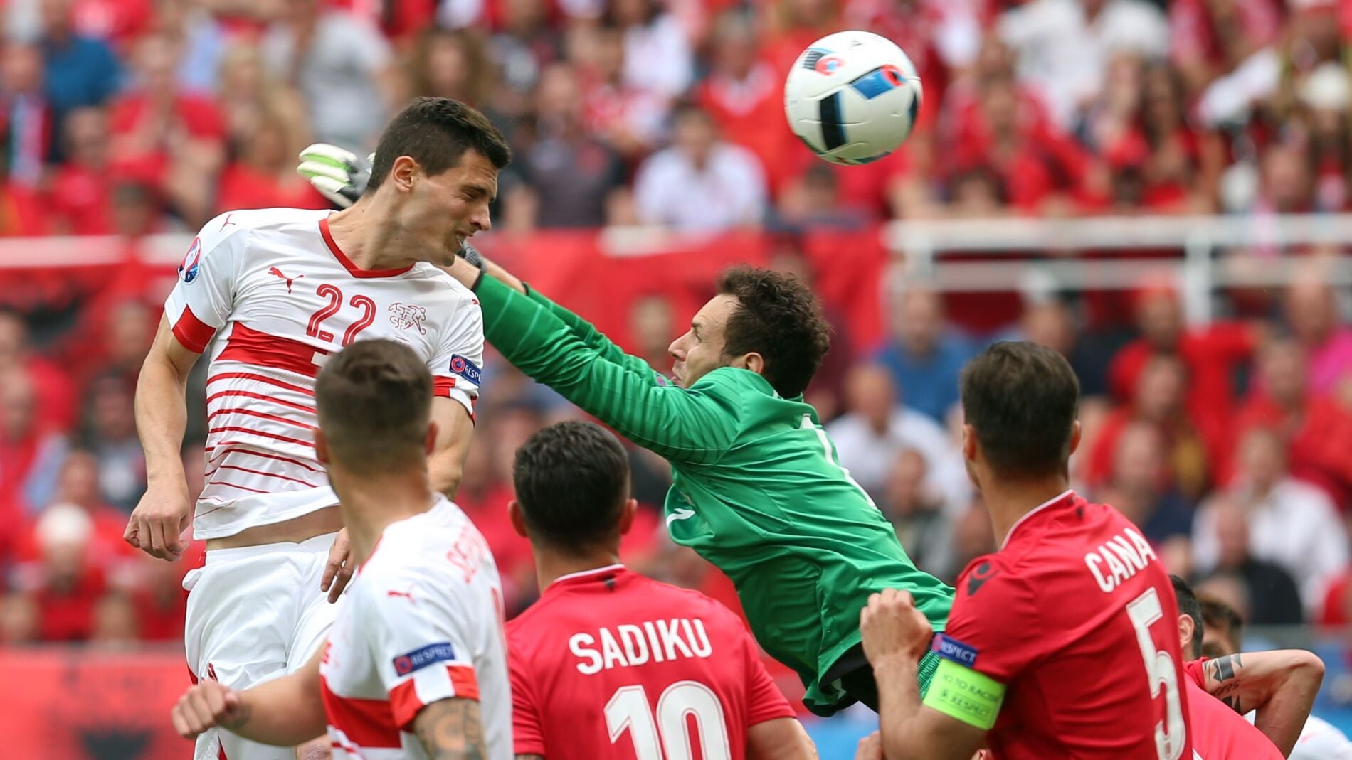Schar cabecea lo que ser&iacute;a el 0-1 en el marcador ante Albania