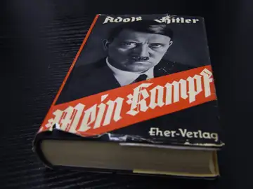 Portada del libro 'Mein Kampf' ('Mi lucha'), de Adolf Hitler. Portada del libro 'Mein Kampf' ('Mi lucha'), de Adolf Hitler.