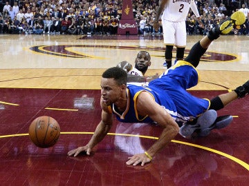Stephen Curry y LeBron James, en el suelo