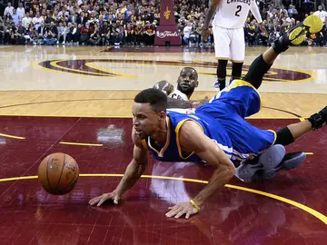 Stephen Curry y LeBron James, en el suelo Stephen Curry y LeBron James, en el suelo