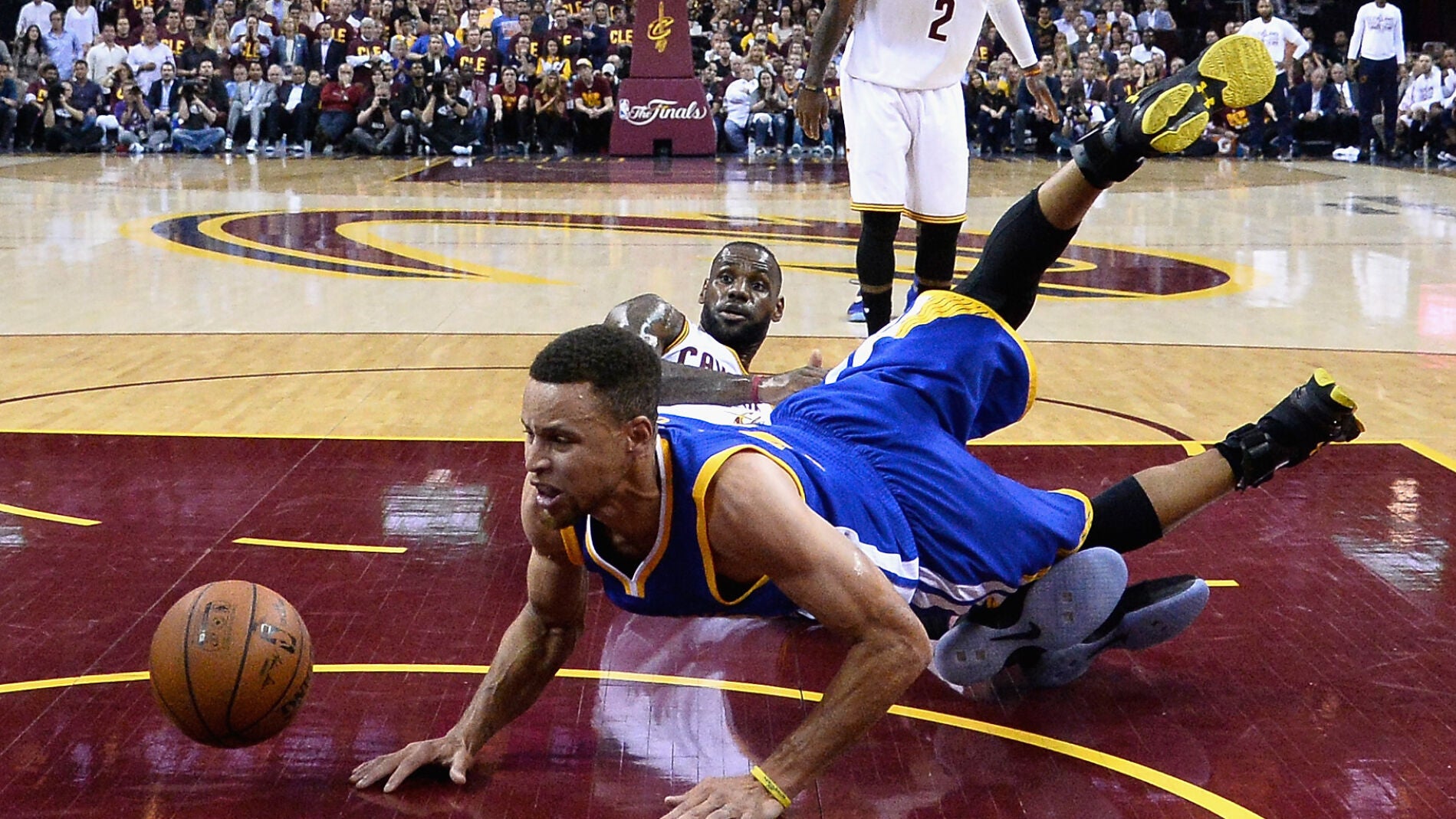 Stephen Curry y LeBron James, en el suelo