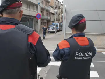 Dos agentes de los Mossos d'Esquadra Dos agentes de los Mossos d'Esquadra