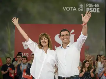Pedro Sánchez junto a Idoia Mendia en Durango. Pedro Sánchez junto a Idoia Mendia en Durango.