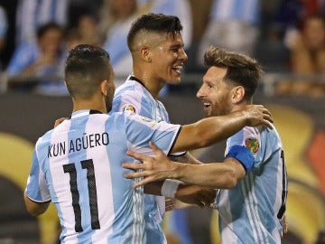 Messi celebra con Marcos Rojo y el Kun Agüero uno de sus tres goles