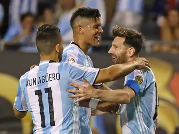 Messi celebra con Marcos Rojo y el Kun Agüero uno de sus tres goles Messi celebra con Marcos Rojo y el Kun Agüero uno de sus tres goles